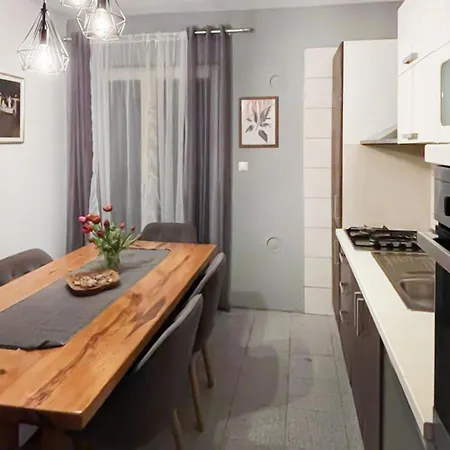 2 Bedroom Stunning In *